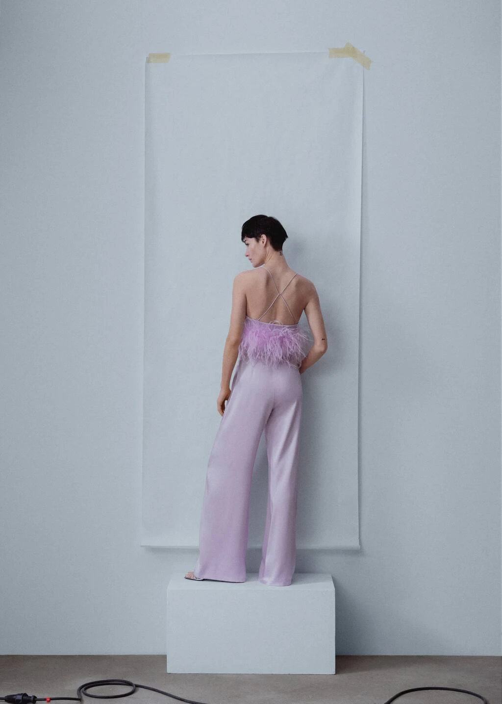 Top Satiné Détail Plumes – Image 3